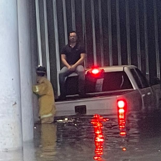 Continúan Rescates de Automovilistas Atrapados en Desniveles por Lluvias en Mexicali, BC
